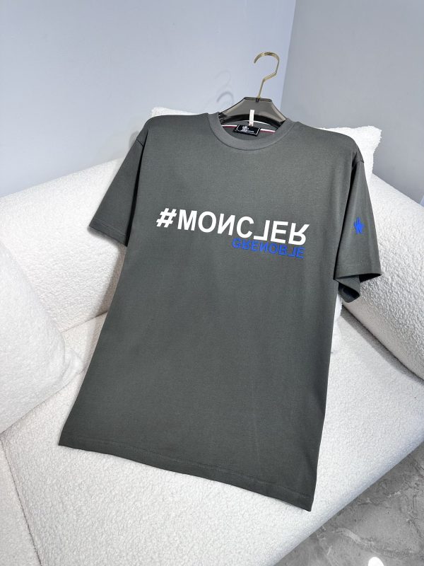 Moncler Mengkou Men and women with the same style couples spring and summer latest counters with the same style, trendy brand logo casual short-sleeved T-shirt