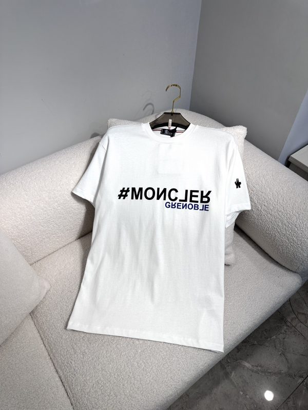 Moncler Mengkou Men and women with the same style couples spring and summer latest counters with the same style, trendy brand logo casual short-sleeved T-shirt