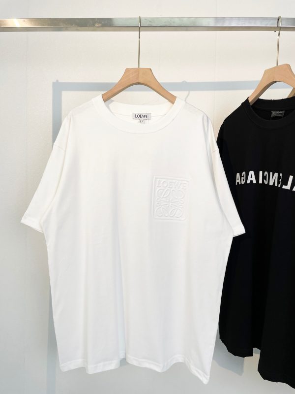 LOEWE's exclusive custom weaving and dyeing pure cotton material has a superb texture High-quality embossed printing embossing process on the front chest