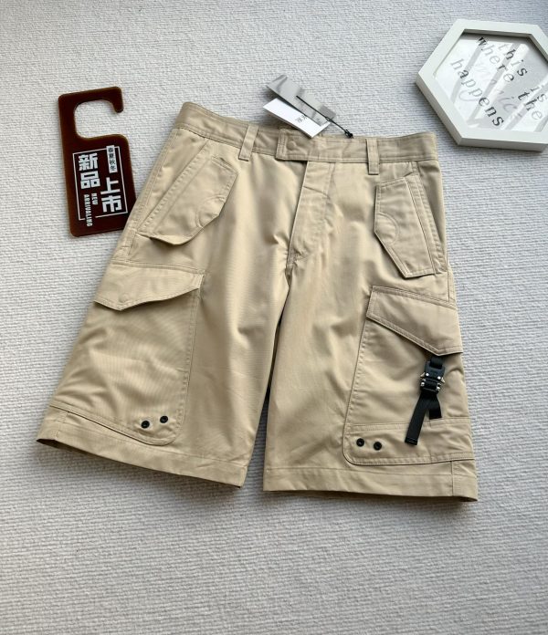 ꫛꫀꪝ❥ ???? Overalls These cargo pants combine utilitarian aesthetics with modern appeal. Crafted from beige cotton-blend canvas, it's finished with a tonal embossed Dior signature on the back for added sophistication