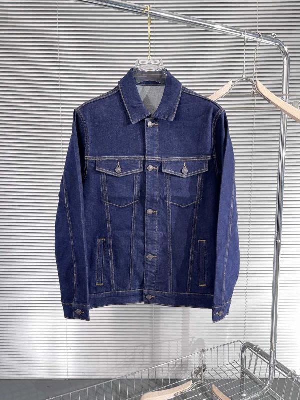 The latest Dior2023SS heavy industry denim jacket shows skin tone on the upper body and is good for daily wear! The high-quality fabrics are integrated with the tailoring design of the body. After the designer's simple embellishment and sublimation design techniques, the iconic trend style captures the hearts of fashionistas.