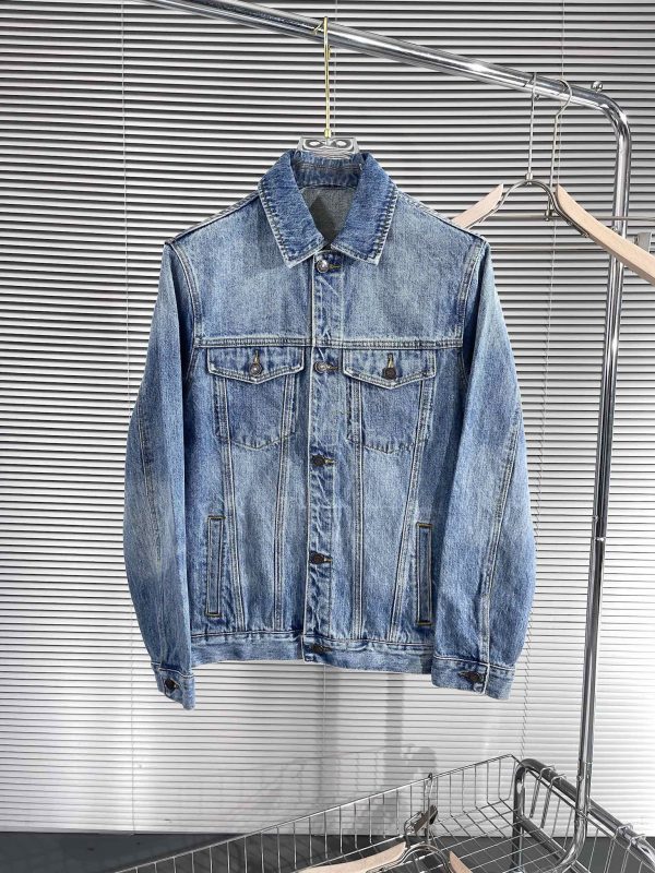 Dior2023SS latest heavy industry denim jacket The upper body reveals the complexion and is suitable for daily use! The high-quality fabrics are integrated with the tailoring design of the body. After the designer's simple embellishment and sublimation design techniques, the iconic trend style captures the hearts of fashionistas.