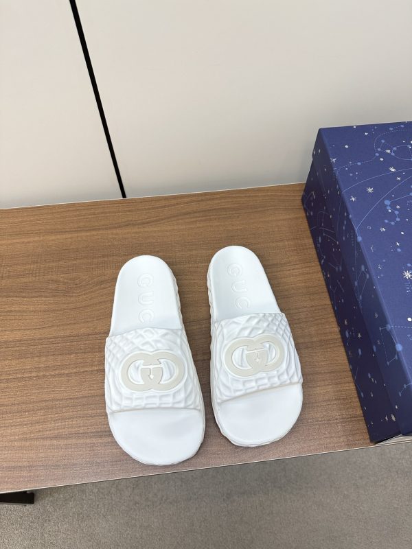 Gucci's latest couple's slip-flops white A