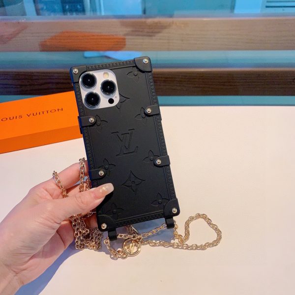 The Louis Vuitton official website synchronizes the new summer rivet chain mobile phone case, which can be carried cross-body and has a super nice texture!