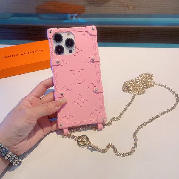 The Lv official website synchronizes the new summer rivet chain mobile phone case, which can be carried cross-body and has a super nice texture B