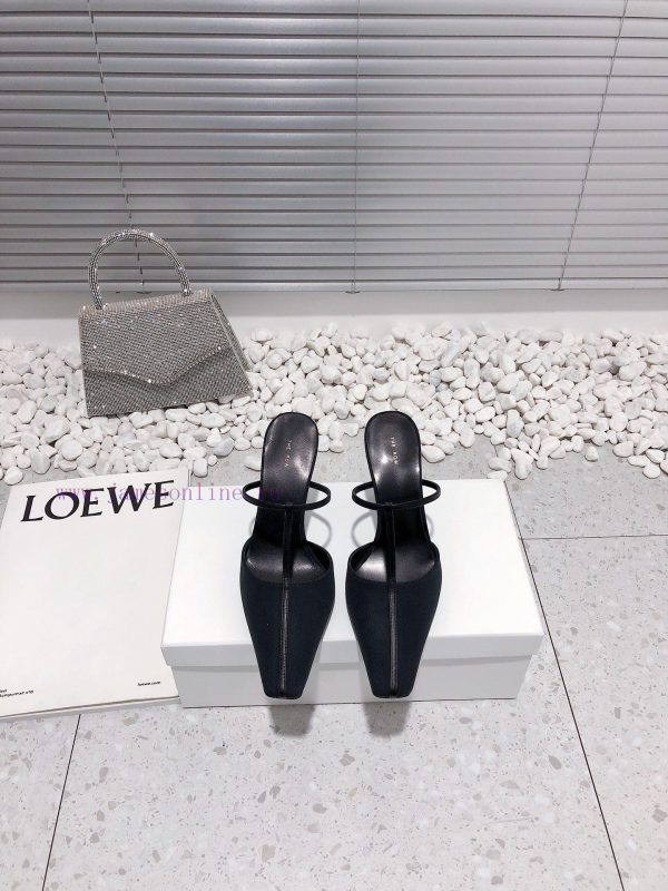 πως περπατας σε ψηλα τακουνια | Top of the line The Row high-heeled slippers with toe caps and semi trailers are from a youn4qjp82g6 | what is real iann dior lyrics